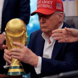 Новини світу - "Можна я залишу його собі?": Трамп не захотів віддавати кубок ЧС з футболу