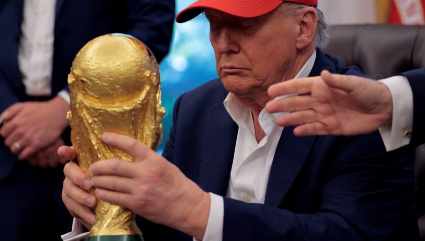 Новини світу - "Можна я залишу його собі?": Трамп не захотів віддавати кубок ЧС з футболу