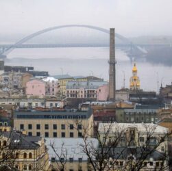 Новини Києва - Подільський міст у Києві засяяв кольорами прапора