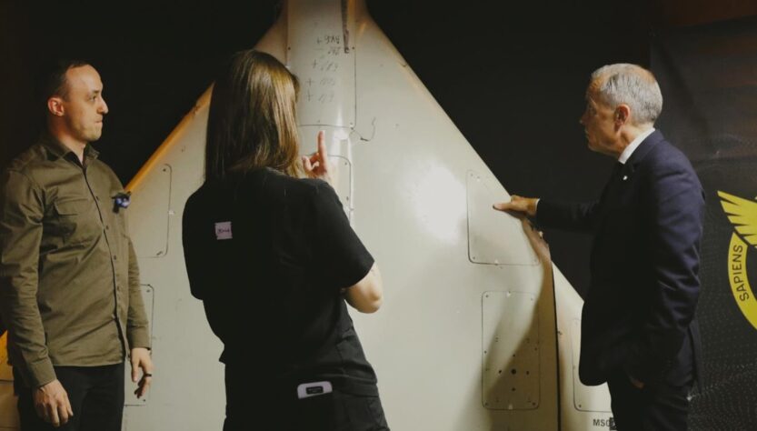 Новини України - Прем’єру Канади в Києві показали компоненти російської зброї