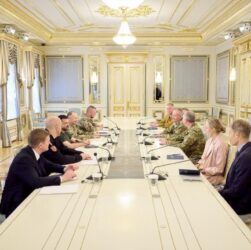 Новини України - Президент зустрівся з командуванням армії Британії