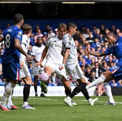 Новини спорту - Рефері матчу Челсі-Фулгем закрив очі на одну гру рукою, підсобивши другій