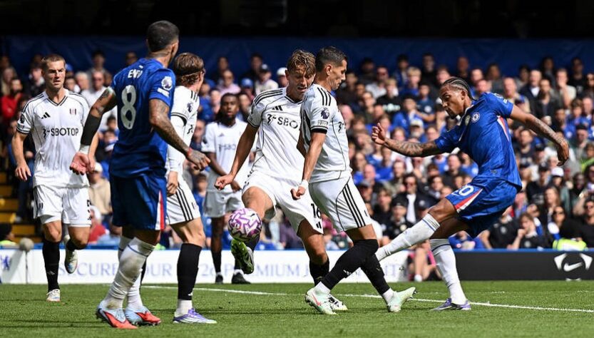 Новини спорту - Рефері матчу Челсі-Фулгем закрив очі на одну гру рукою, підсобивши другій