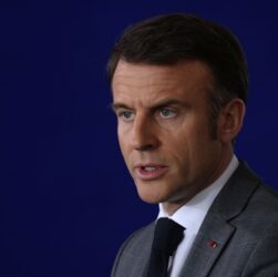 Новини світу - Росія пропонує Україні капітуляцію - Макрон