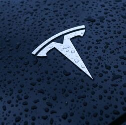 Авто новини - Tesla потрапила під розслідування через аварії з автопілотом