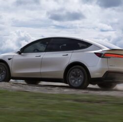 Авто новини - Tesla представила шестимісну версію Model Y у Китаї