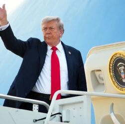 Новини світу - Трамп вилетів на Аляску на зустріч з Путіним