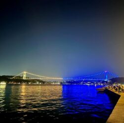 Новини світу - Туреччина оздобила вежу і міст у синьо-жовті барви