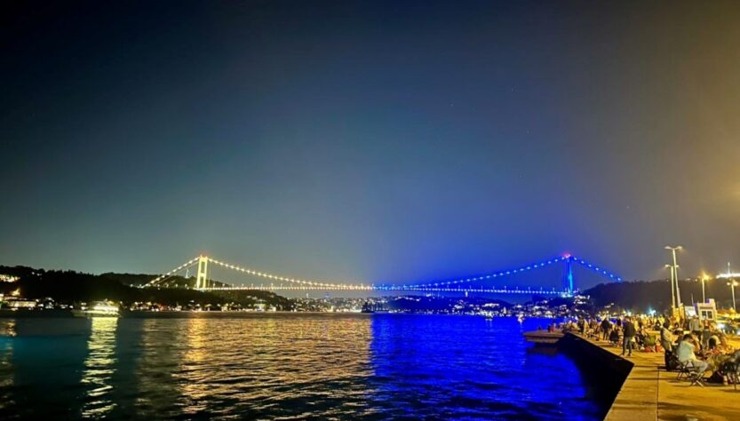 Новини світу - Туреччина оздобила вежу і міст у синьо-жовті барви