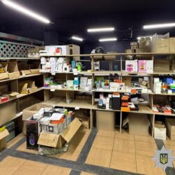 Новини України - У Дніпрі викрили схему продажу фейкових гаджетів відомого бренду