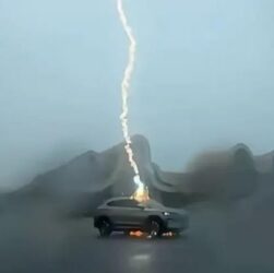 Новини світу - У Китаї електромобіль витримав три удари блискавки поспіль на відео