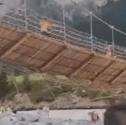 Новини світу - У Китаї обірвався підвісний міст: п’ятеро загиблих