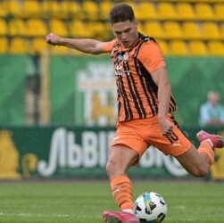 Новини спорту - У матчі Шахтаря з Вересом ровенські фани поспівчували втраті батька гравцем