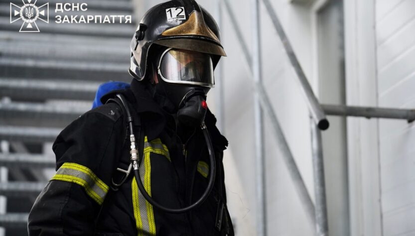 Новини України - У Мукачево на третю добу загасили пожежу після удару РФ