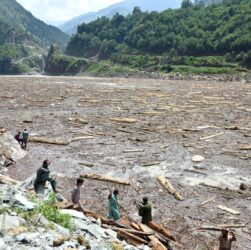 Новини світу - У Пакистані через повені зникли безвісти сотні людей