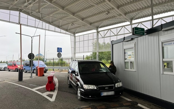 Новини України - У пункті пропуску Краківець призупинено пропуск транспорту