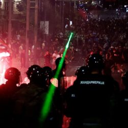 Новини світу - У Сербії протестувальники підпалили офіс партії Вучича