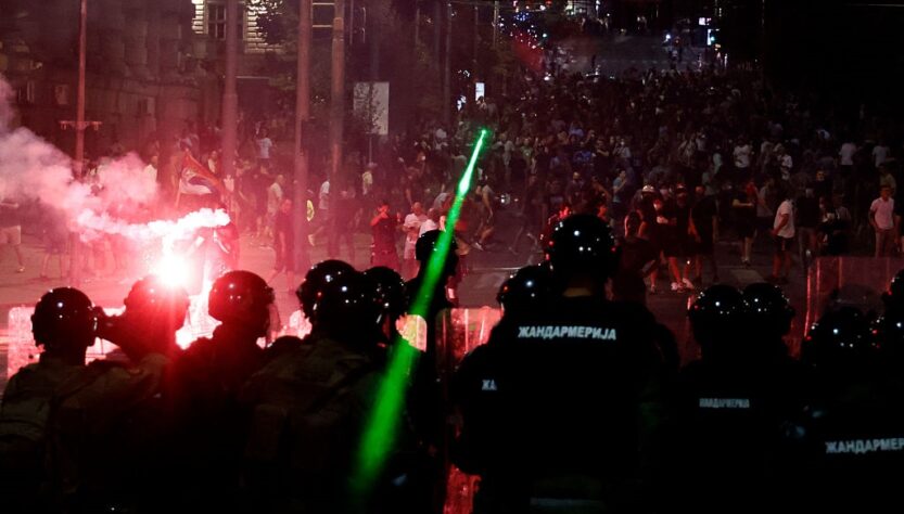 Новини світу - У Сербії протестувальники підпалили офіс партії Вучича