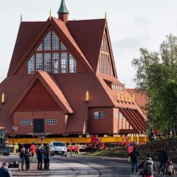 Новини світу - У Швеції перевозять на нове місце 600-тонну старовинну церкву