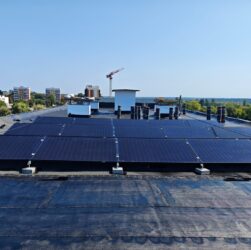 Новини політики - В Бородянці під Києвом на відновлені будинки встановлюють сонячні панелі