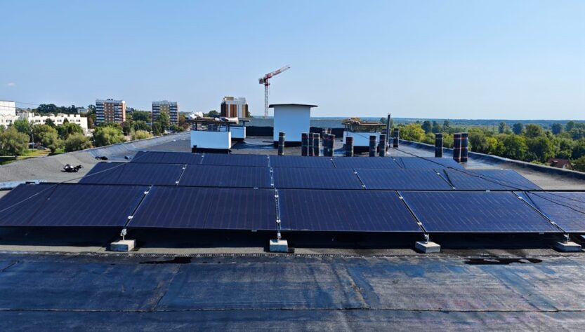 Новини політики - В Бородянці під Києвом на відновлені будинки встановлюють сонячні панелі