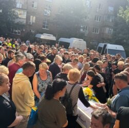 Новини Києва - В Києві проводжають в останню дворічну Ангеліну та її маму