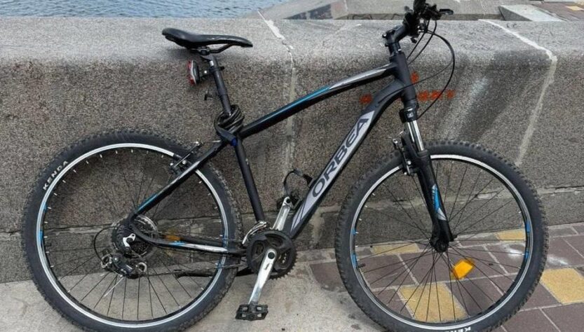 Новини світу - В Києві зіткнулися два велосипедисти: один з них потрапив під колеса авто