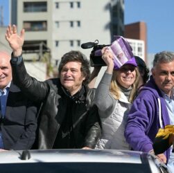 Новини світу - В передмісті Буенос-Айреса натовп закидав Мілея камінням