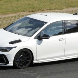 Авто новини - Volkswagen готує найпотужніший Golf R з мотором від Audi RS3