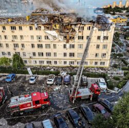 Новини України - З’явилося відео удару по багатоповерхівці Харкова