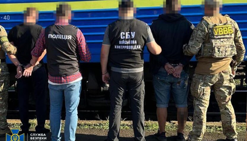 Новини України - Затримано 12 організаторів схем для ухилянтів