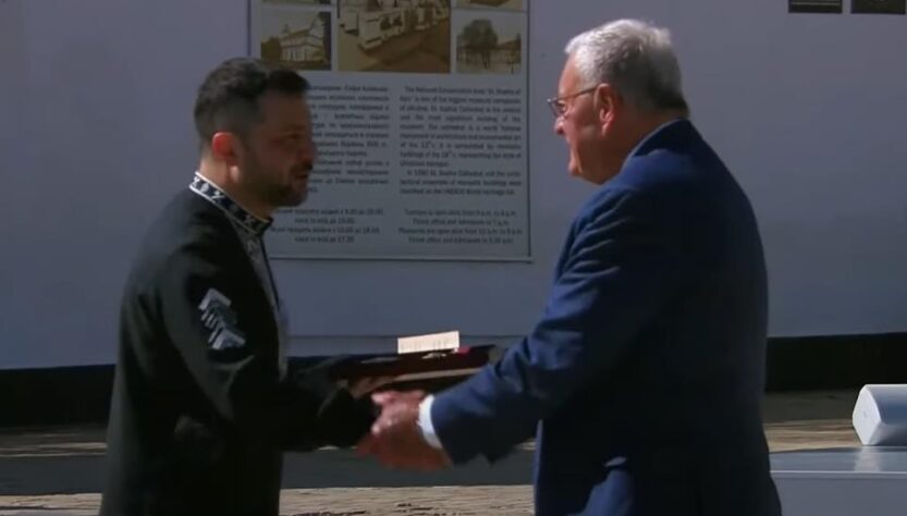 Новини України - Зеленський нагородив Келлога орденом