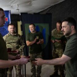 Новини України - Зеленський відвідав оборонців Вовчанська