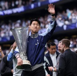 Новини спорту - Зірковий нападник Тоттенгема офіційно повідомив про свій відхід