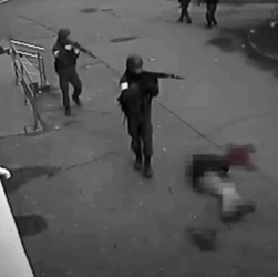 Новини України - ЗМІ показали нові кадри розстрілу цивільного в Бучі та мародерства армії РФ