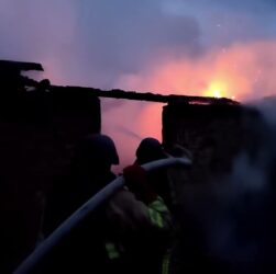 Сумщина: рятувальники ліквідували пожежу в житловому секторі, спричинену черговою російською атакою