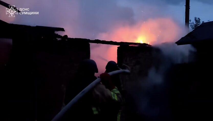Сумщина: рятувальники ліквідували пожежу в житловому секторі, спричинену черговою російською атакою