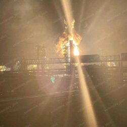 Новини світу - Атака дронів: у Леніградській області горить НПЗ