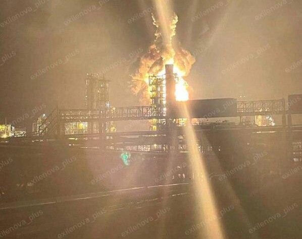 Новини світу - Атака дронів: у Леніградській області горить НПЗ