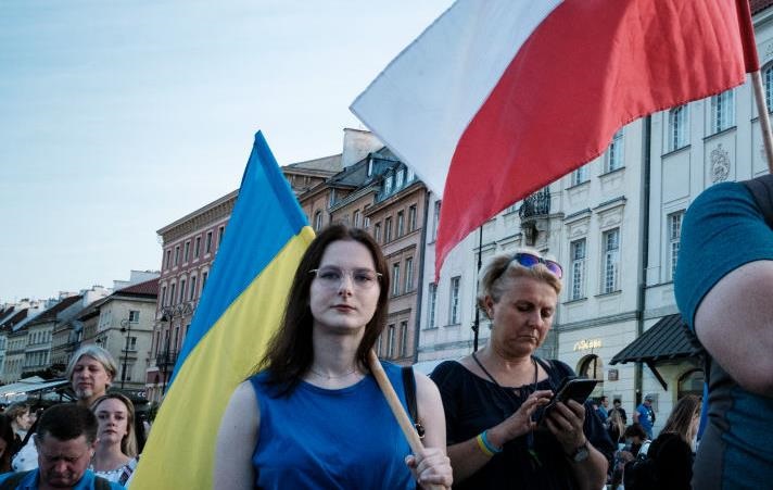 Без категорії - Допомога українським біженцям: уряд Польщі схвалив новий законопроєкт