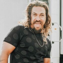 Новини культури - Джейсон Момоа з педикюром підкорив червоний хідник у Венеції