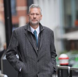 Новини світу - Ексдепутат Європарламенту зізнався у хабарях за підтримку Росії