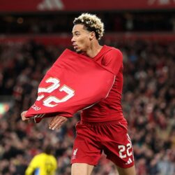 Новини спорту - Футболіста Ліверпуля вилучили з поля після безглуздого епізоду