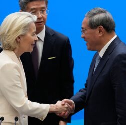 Новини світу - Глава ЄК закликала КНР спонукати РФ до переговорів