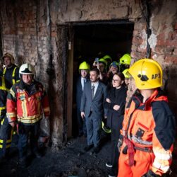 Новини України - Іноземним дипломатам показали пошкоджену атакою РФ будівлю Кабміну