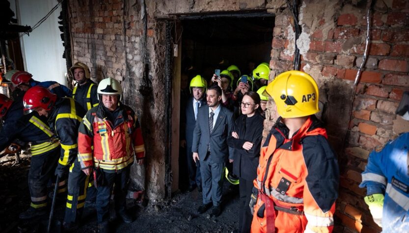 Новини України - Іноземним дипломатам показали пошкоджену атакою РФ будівлю Кабміну