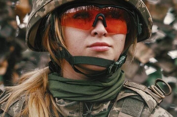 Новини України - Контракт 18-24 вперше підписали дівчата