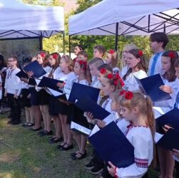 Виступ учнів перед початком дискусійного клубу "Мистецтво без меж: долаємо стереотипи"