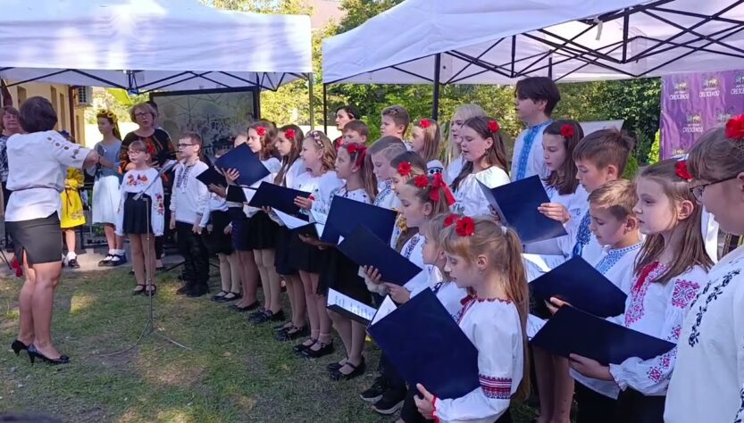 Виступ учнів перед початком дискусійного клубу "Мистецтво без меж: долаємо стереотипи"