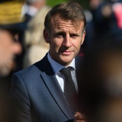 Новини світу - Макрону заблокували дорогу через кортеж Трампа